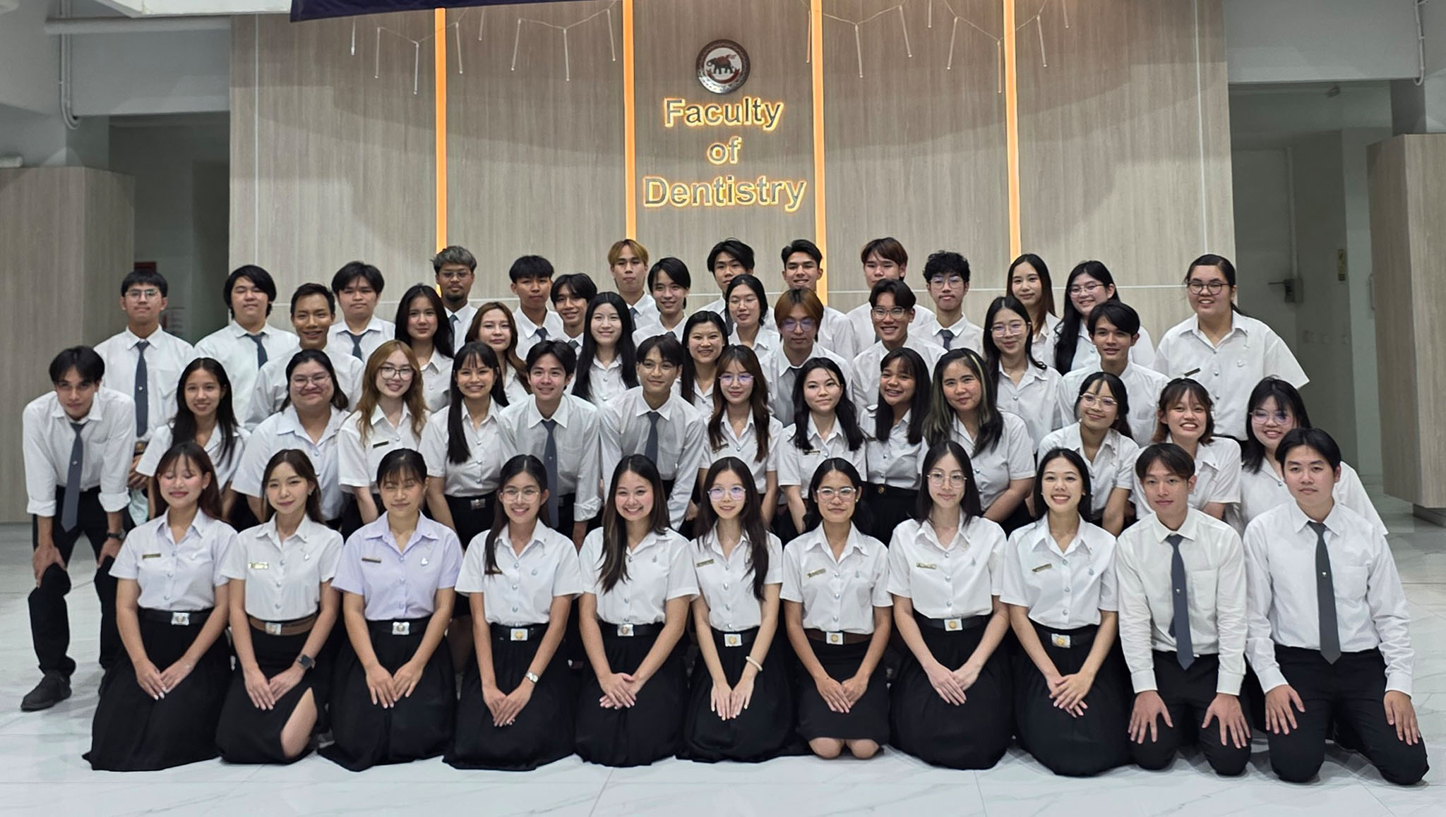 กิจกรรมเสริมสร้างอัตลักษณ์นิสิตทันตแพทย์ รูปแบบกิจกรรม ติดจี้ติ้งรูปฟันให้แก่นิสิตทันตแพทย์ชั้นปีที่ ๑ เพื่อเสริมสร้างอัตลักษณ์ความเป็นนิสิตทันตแพทย์ พัฒนาคุณลักษณะที่เหมาะสมกับวิชาชีพ ทั้ง ความรู้ ทักษะ และคุณธรรม